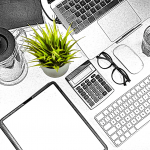 Schreibtisch mit diversen Utensilien im Comic-Style