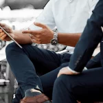 Gespräch zwischen zwei Businesspartnern