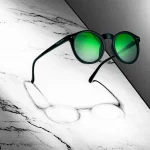 Brille mit grünen Gläsern im Comic-Style