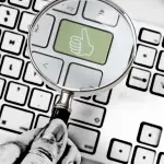 NTREE : Lupe auf der Tastatur mit Taste und einem Daumen-hoch