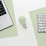 ntree GmbH - Tastaturen links und rechts und Glühbirne in der Mitte als Symbol für textliche Inspiration hinsichtlich Content Marketing