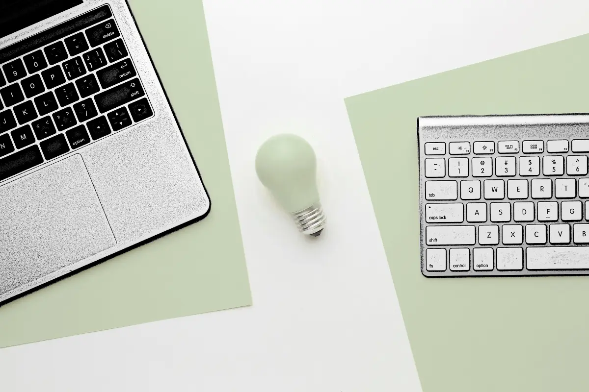 ntree GmbH - Tastaturen links und rechts und Glühbirne in der Mitte als Symbol für textliche Inspiration hinsichtlich Content Marketing